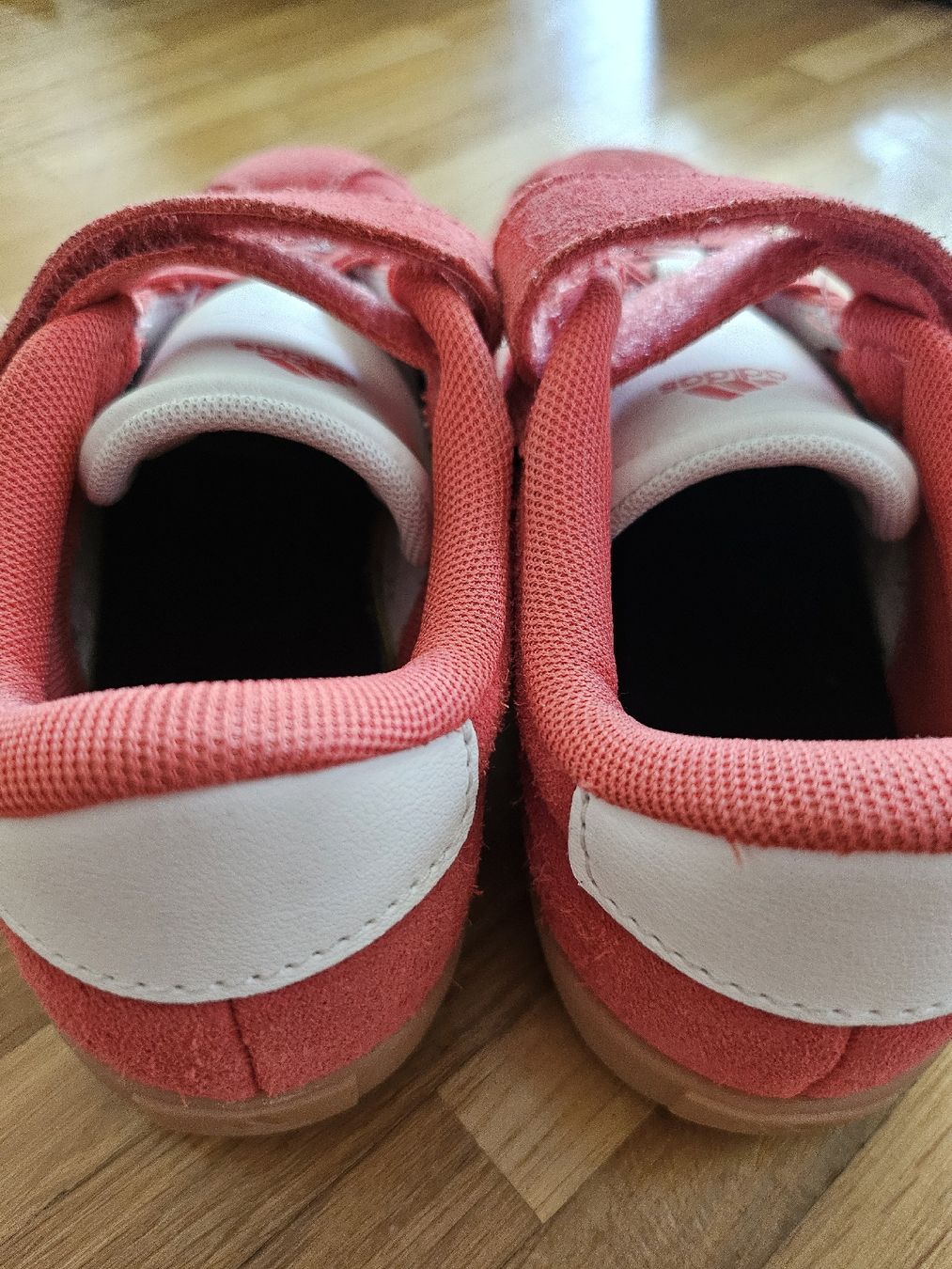 Adidas Herrenschuhe: NEUE Adidas Kinder Turn- oder Hallenschuhe Gr. 30.5 Coralrot – Neu und originalverpackt aus Rapperswil SG von dslemer 3