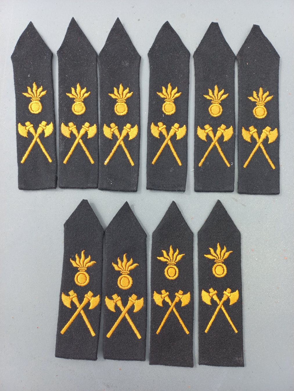 Schweizer Armee Uniformen: 10 Ärmelpatten, Mineur, schwarz – Gebraucht aus Horw von Bellevue10