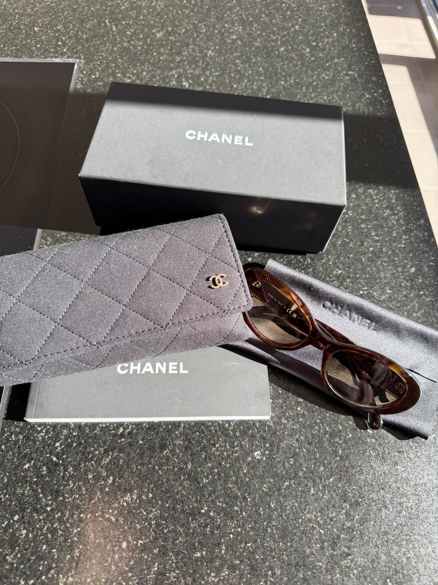 Chanel Brillen & Gläser: Lunettes de soleil Chanel  – Neu und originalverpackt aus Le Landeron von lea_b7hs