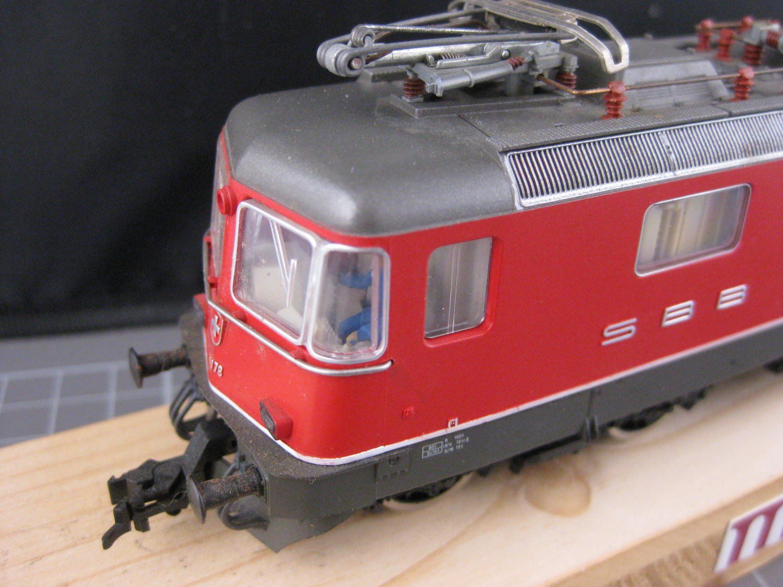 Fleischmann Modelleisenbahnen: Fleischmann SBB Re 4/4 II rot, mit passender Fleischmann Sc – Gebraucht aus Malters von Marosko 3