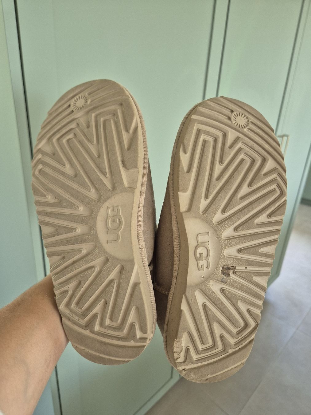 Ugg Chaussures filles: chaussures UGG – D'occasion à Châtel-St-Denis par sno_8k6p 1