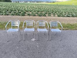 4 Gartenstühle aus Aluminium mit Lamellen Sitz