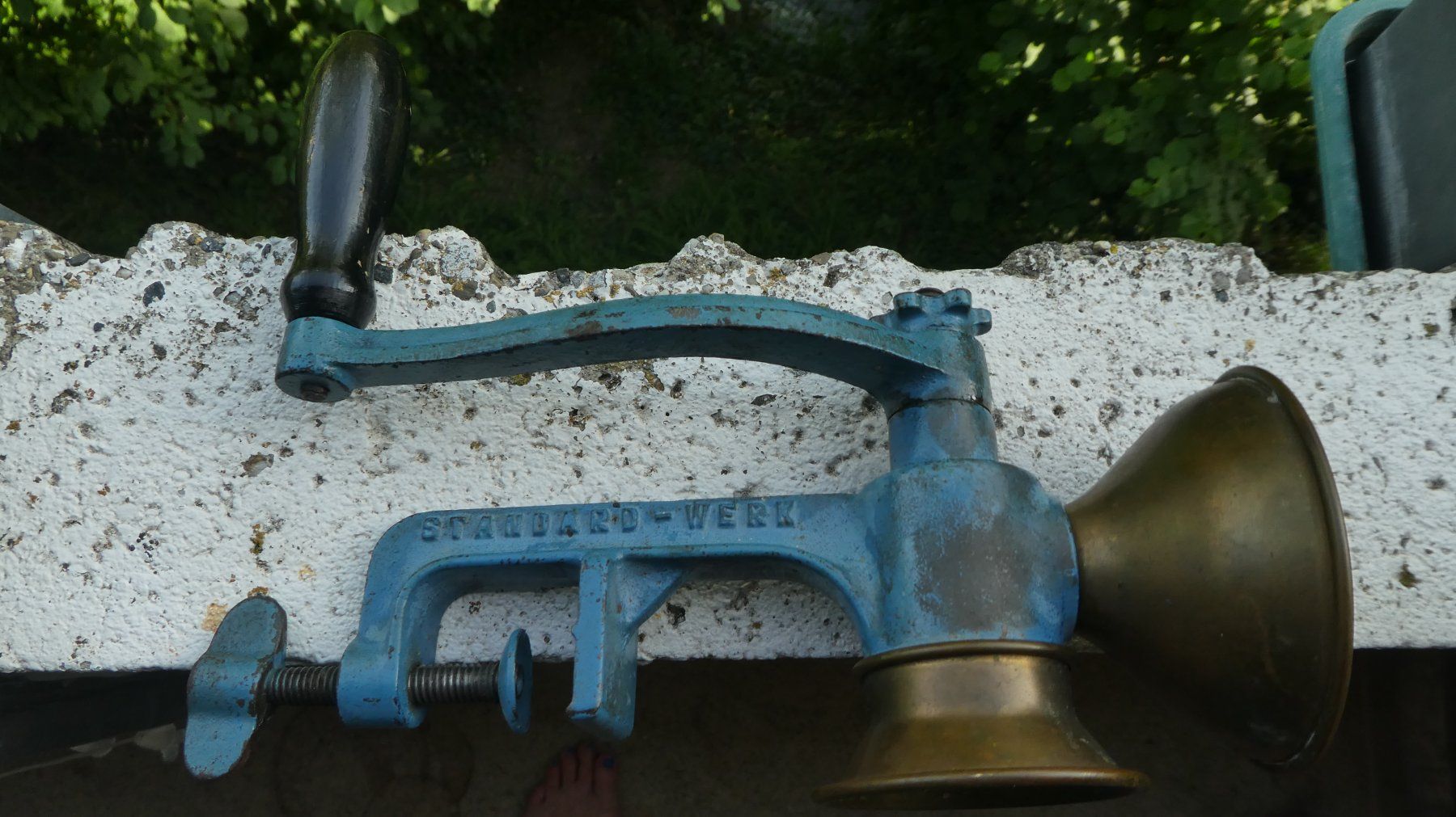Elettrodomestici da cucina: Alte blaue Vintage Mohnmühle, Mohnquetsche – Usato da Diessenhofen venduto da Hundeseele 7
