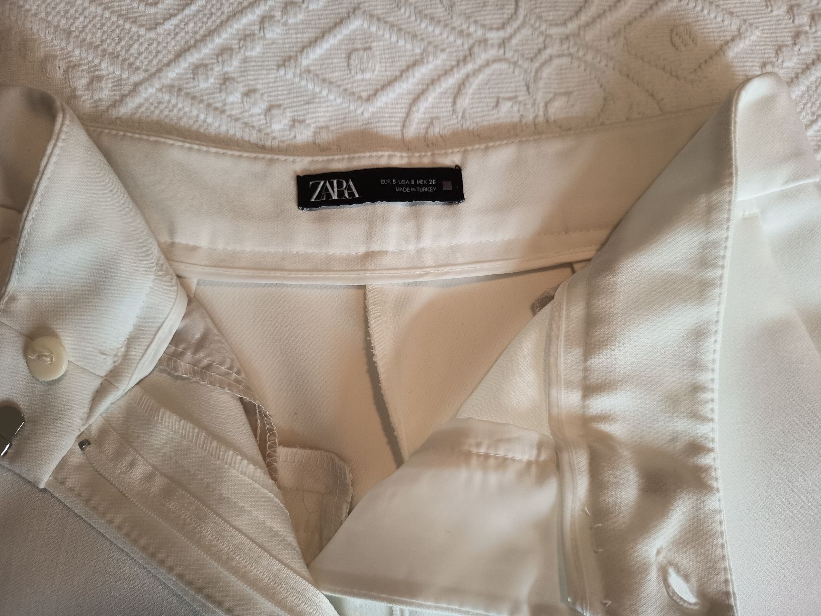 Zara Pantalons: White Trousers  – D'occasion à Basel par beg_6v7r 2