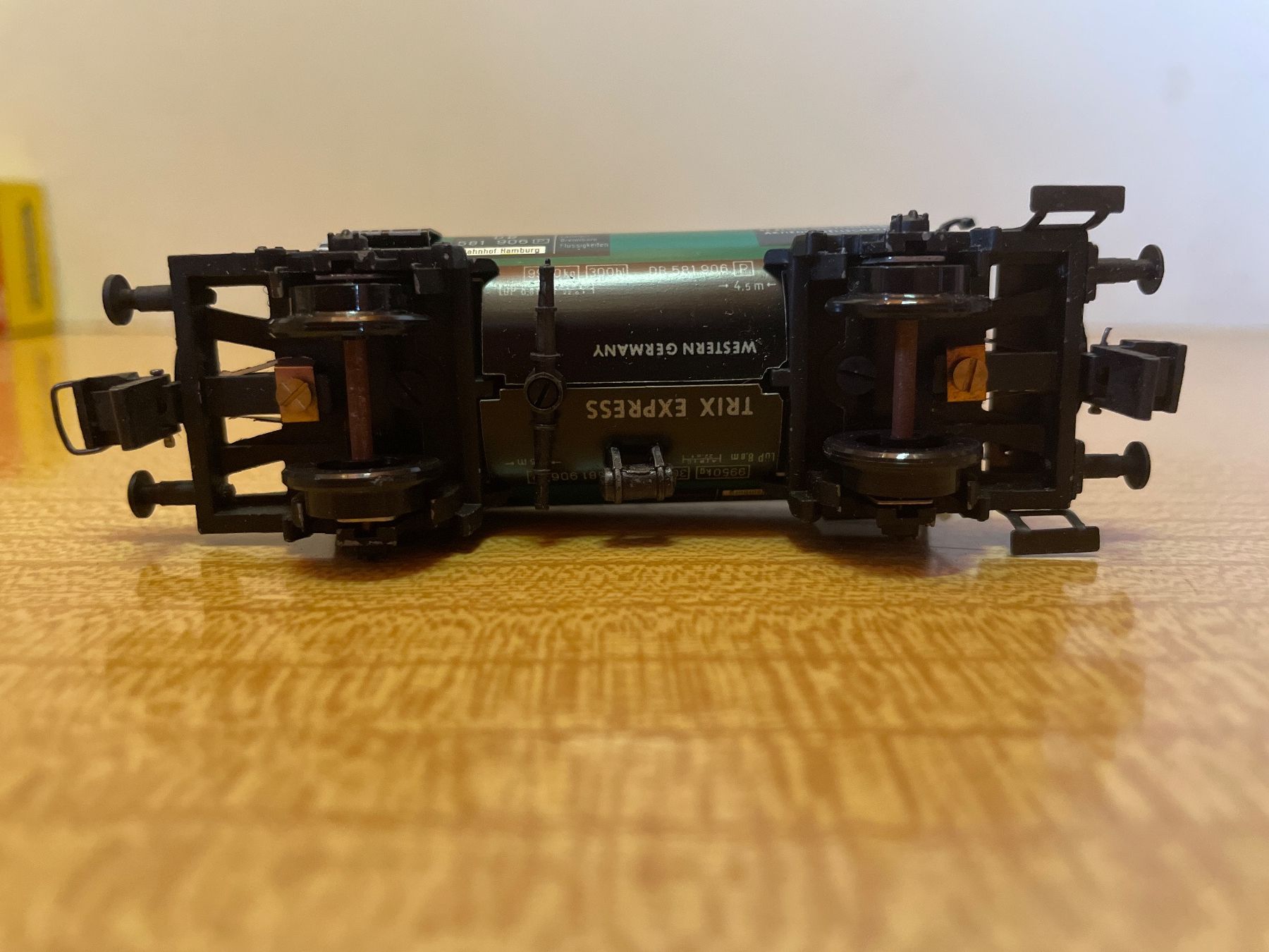 Trix Modellini di ferrovie: Trix Express H0, DB Kesselwagen, BP – Usato da Suhr venduto da Daneli7 3