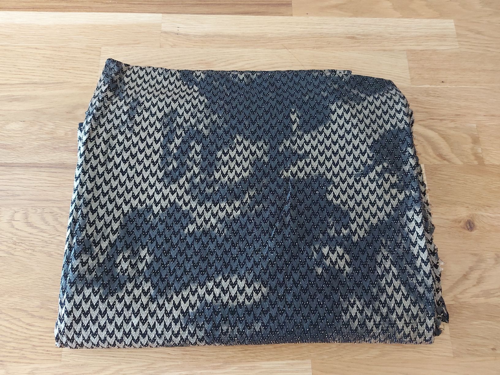 Tessuti: Stoff, Jersey, schwarz/gold, 220x140 cm – Usato da Oberengstringen venduto da PaolaDe 2