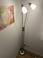 Stehlampe mit zwei Leuchten
