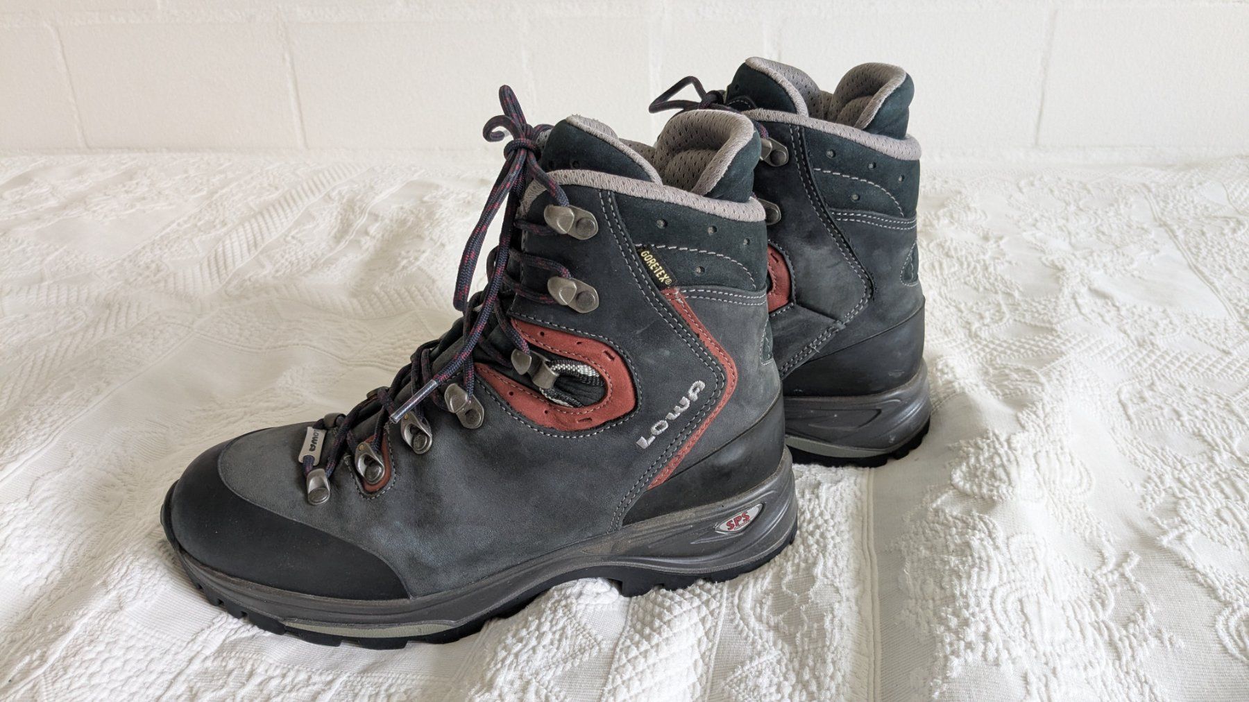 Lowa Scarpe da donna: Wanderschuhe Lowa Gr. 39 – Usato da Adliswil venduto da bibuubib