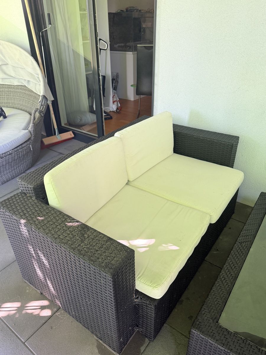 Divani: Rattan Lounge mit Polster und Tisch – Usato da Wetzikon ZH venduto da Danno13 1