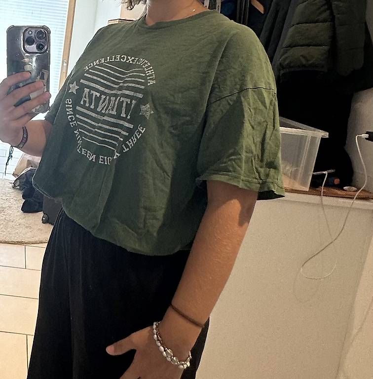 T-shirt: Grünes Oversize T-shirt  – Usato da Kehrsatz venduto da aik_w2jm 1