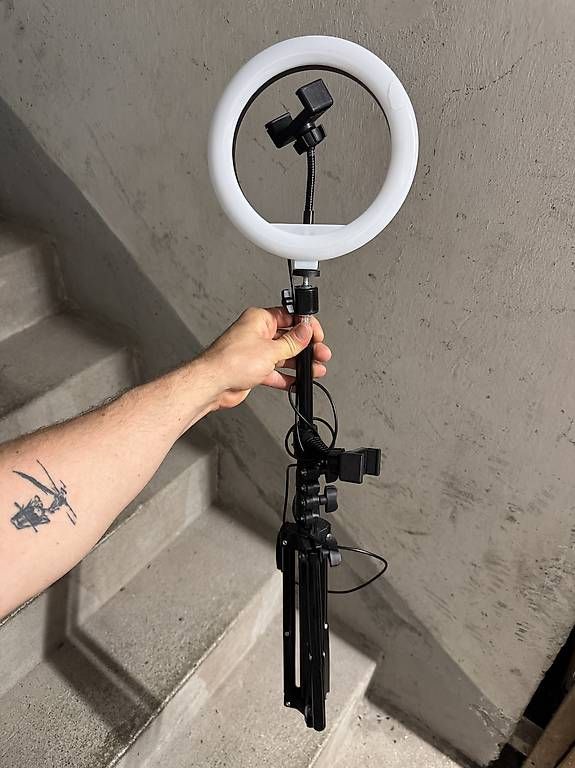 Supporti a parete: Iphone Halter mit Licht – Usato da Zürich venduto da Hanglooi 1