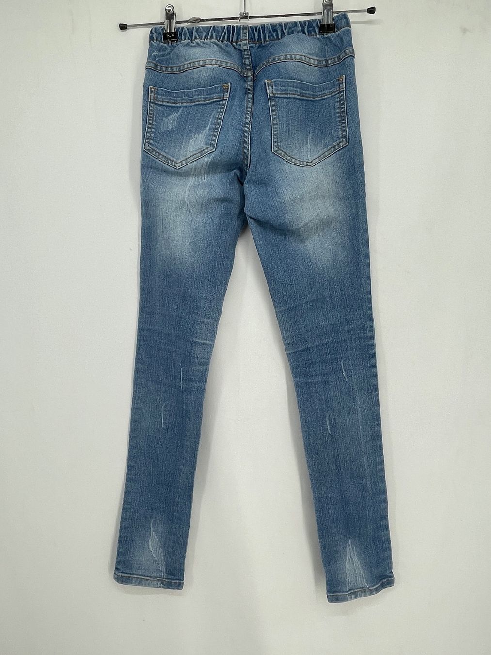 Pieces Jeans: PIECEE Jean à trou – Usato da Lausanne venduto da PlusValue_Lausanne 1