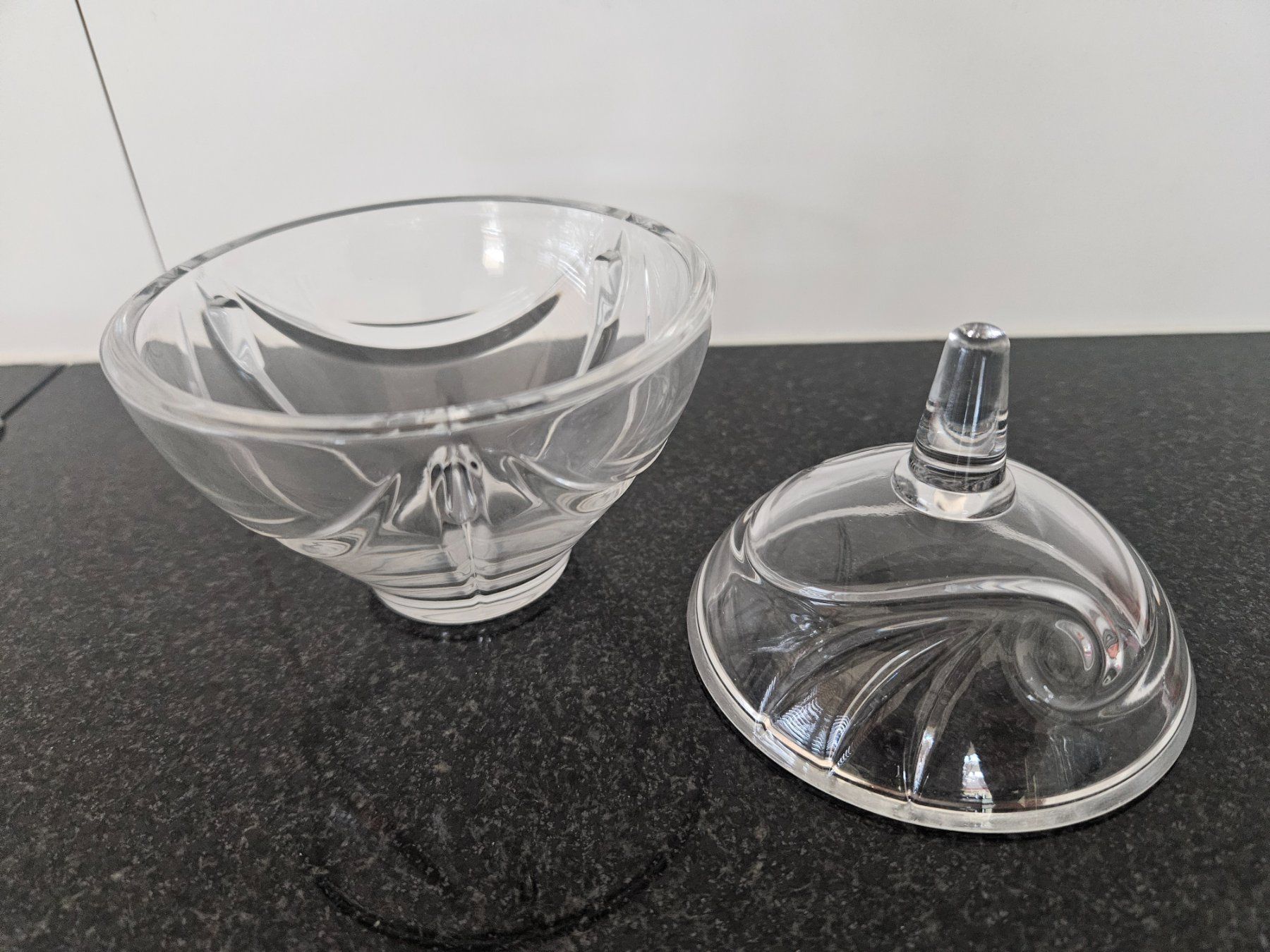 Zuccheriere: Bonbonnière en cristal de Tchèque – Nuovo (secondo la descrizione) da Morges venduto da Mlle_Croft_91 1