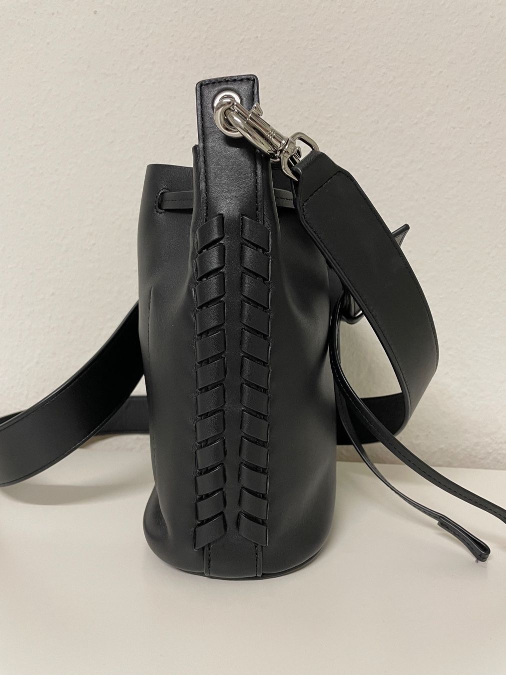 Allsaints Borse da donna: AllSaints Ray Bucket Bag Small – Usato da Basel venduto da Robyn20 4