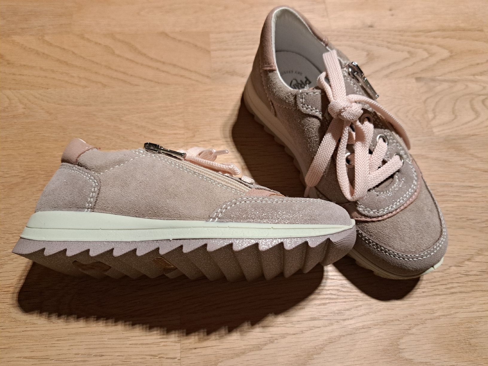 Primigi Scarpe per ragazze: Neue Primigi Sneaker Gr. 28 – Nuovo e nell'imballaggio originale da Bergdietikon venduto da Staphylococcus 3