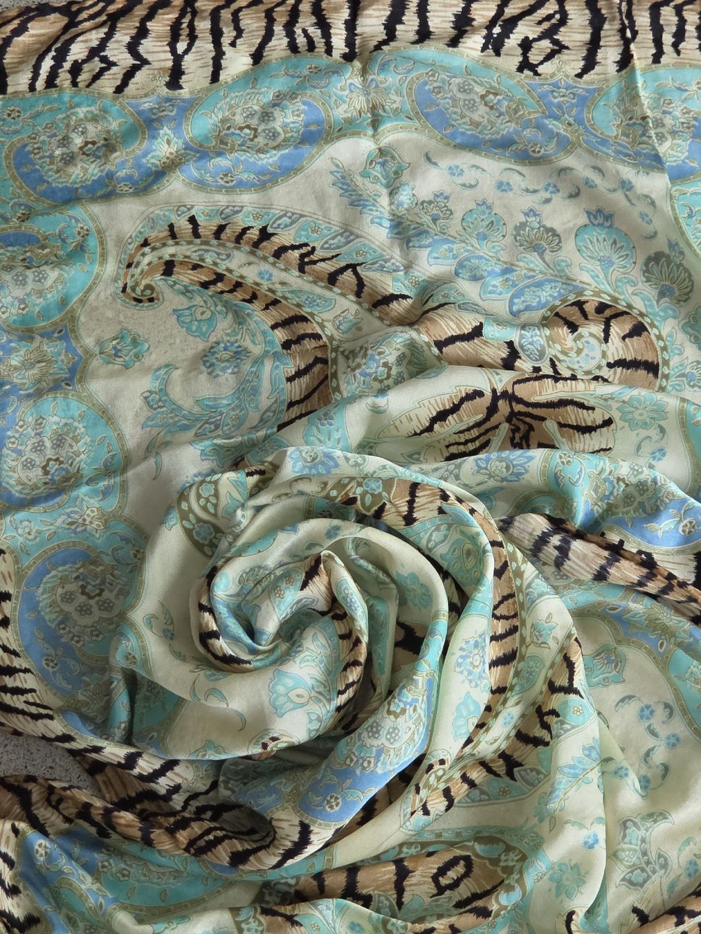 Foulards, Tücher & Schals: Seidenschal, handrolliert, 143 x 160 cm – Neu und originalverpackt aus Frauenfeld von Schenken-mit-Herz 5