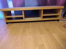 TV Schrank 150x50x40 aus hellem Holz mit Rollen