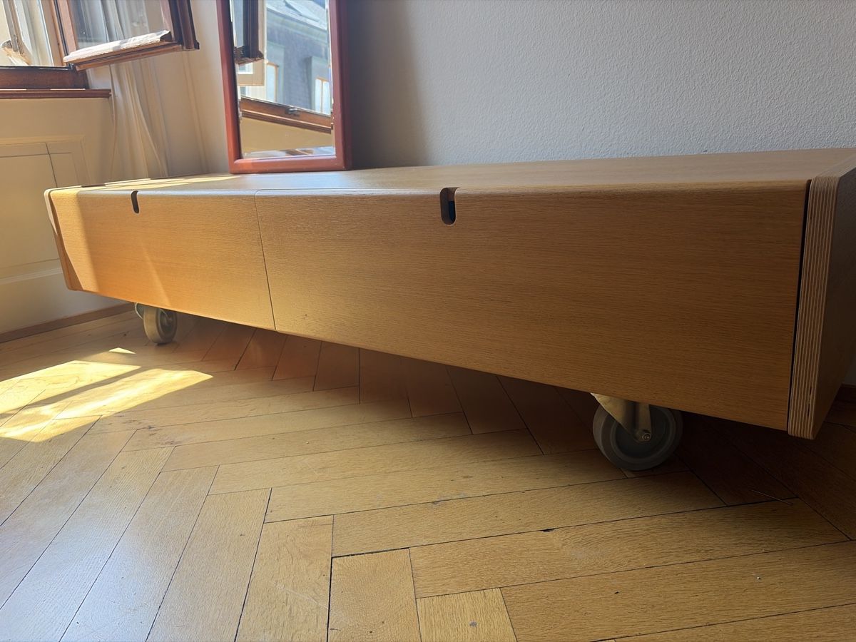 Commodes: Holz Sideboard mit Rollen, 2 Tueren, 140cm lang – D'occasion à Basel par cei_5scv 2
