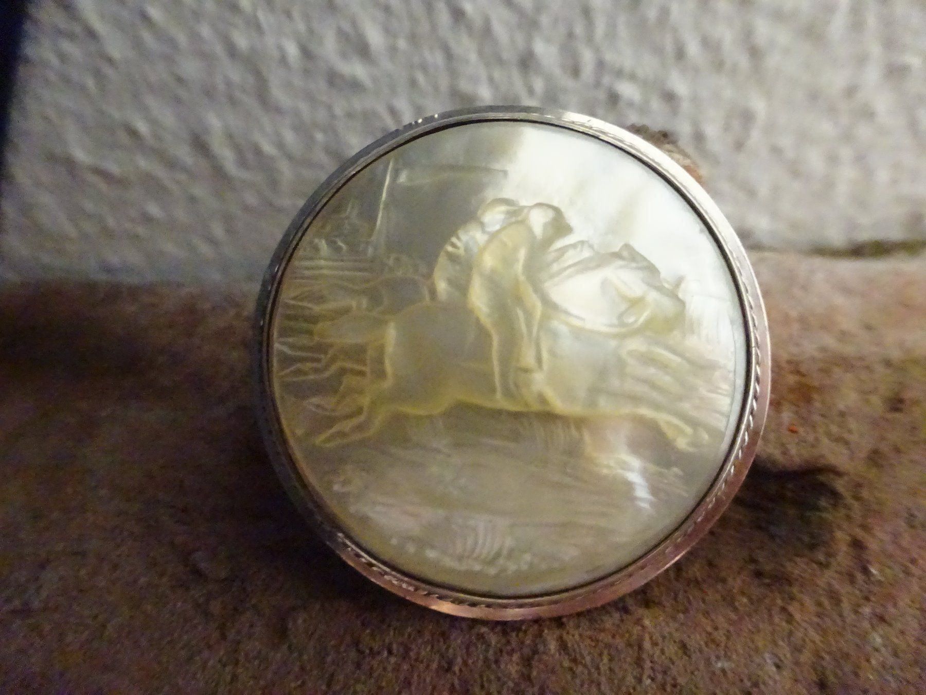 Spille & Fermagli: Brosche Pferd Derby Perlmutt / Silber – Usato da Esslingen venduto da FetteSchnecke