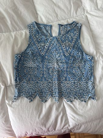 Top d'été bleu léger, broderie anglaise, taille M. Parfait!