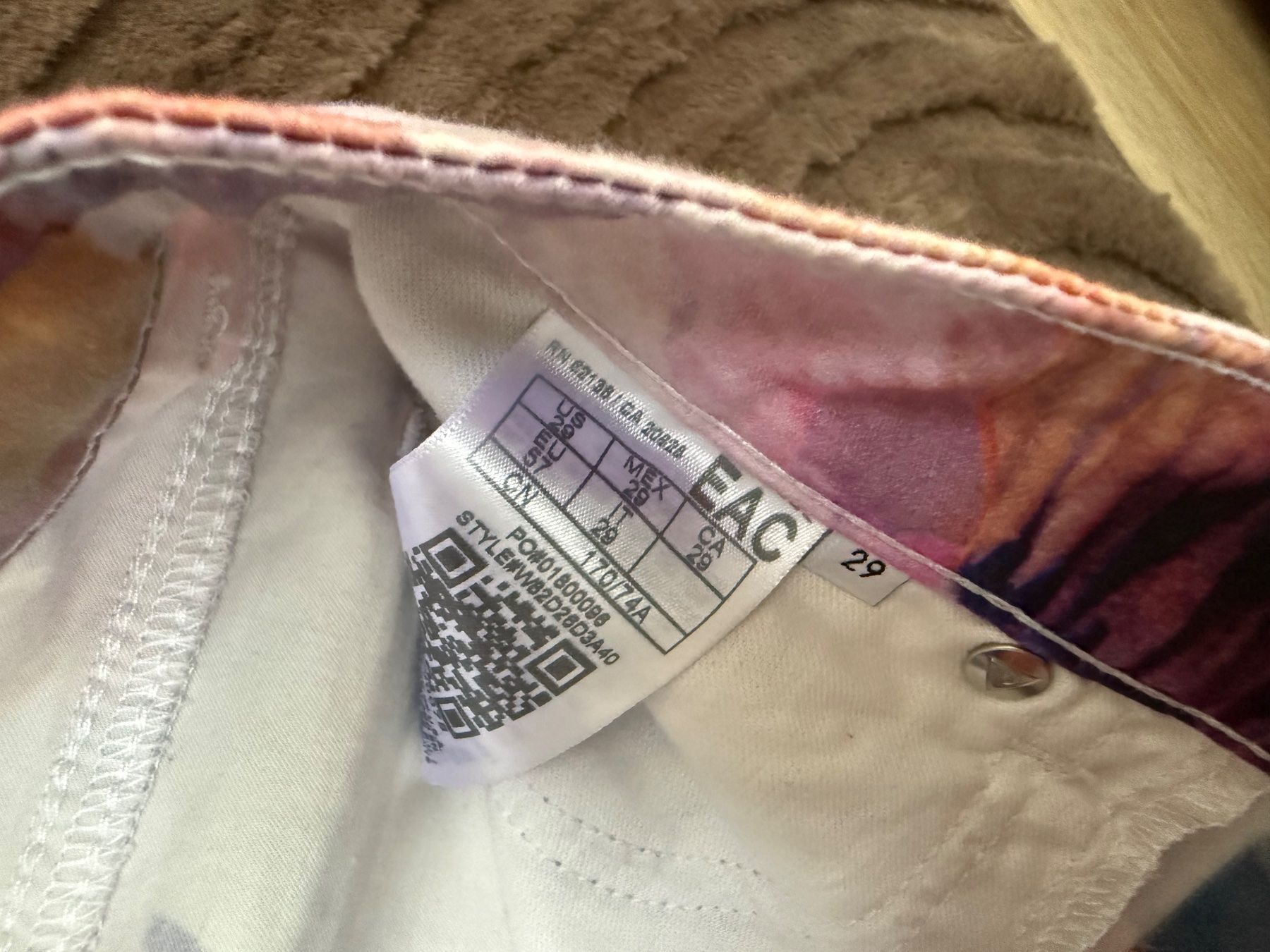 Guess Hosen: Kurze Hose Guess – Gebraucht aus Schlieren von van_qcj5 2