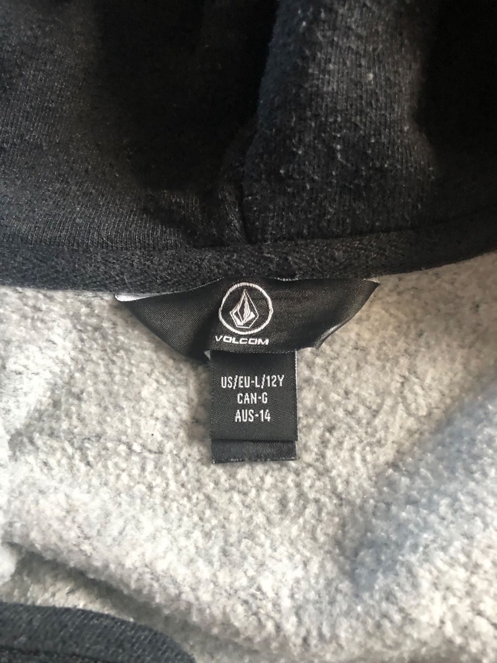 Maglioni & Felpe: SWEAT KAPUZENJACKE VOLCOM grau – Usato da Wattwil venduto da jopara 1