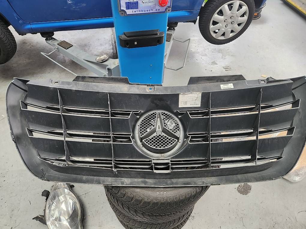 Mercedes-Benz Tutti pezzi di ricambio auto: Mercedes Sprinter 907 Grill – Usato da Biel/Bienne venduto da 300ccc