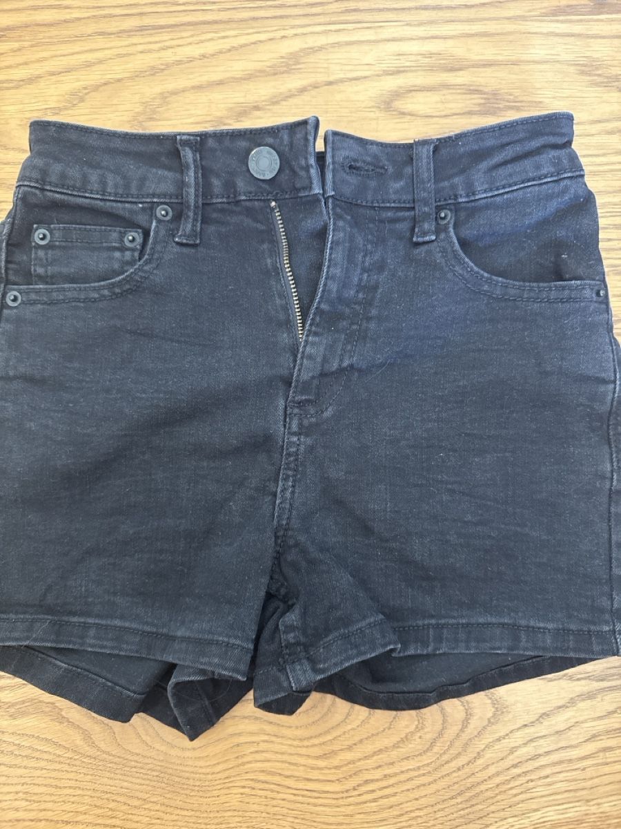 H&M Hosen: 3 paar Sommershorts – Gebraucht aus Küsnacht ZH von dps_mc9z 1