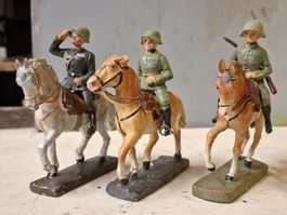 3 cavaliers suisses, dont officier sur cheval blanc (rare)