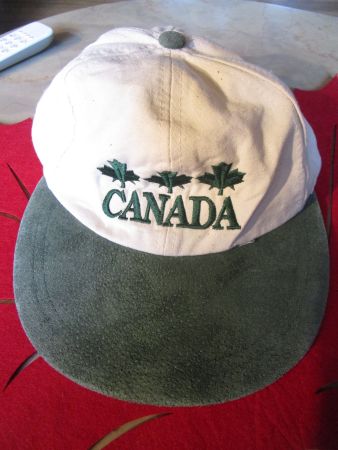 CANADA CAPE MÜTZE AUS DER VITRINE STOFF/VELOUR ANTIK