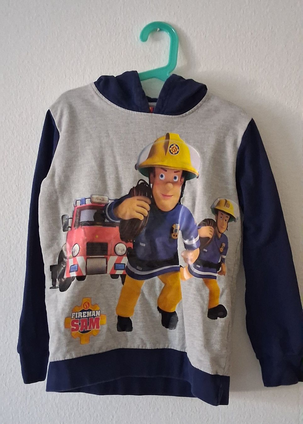 Pulls et sweat-shirts: Feuerwehrmann Sam Kapuzenpullover Gr.122/128 – D'occasion à Zürich par Pryter