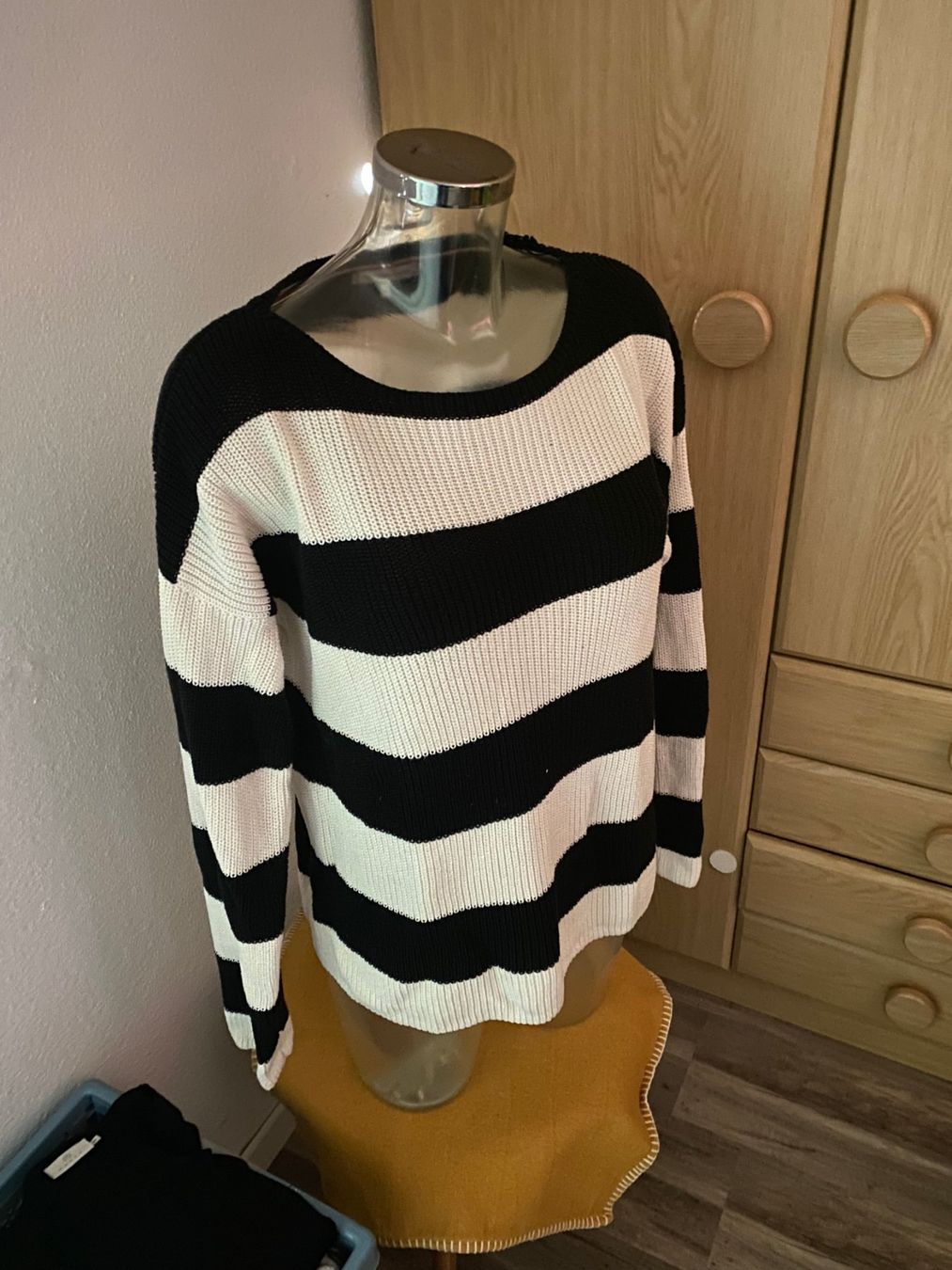 Tommy Hilfiger Pullover & Sweatshirts: Tommy Hilfiger Pulli Grösse M – Defekt aus Allenwinden von Obalu 1