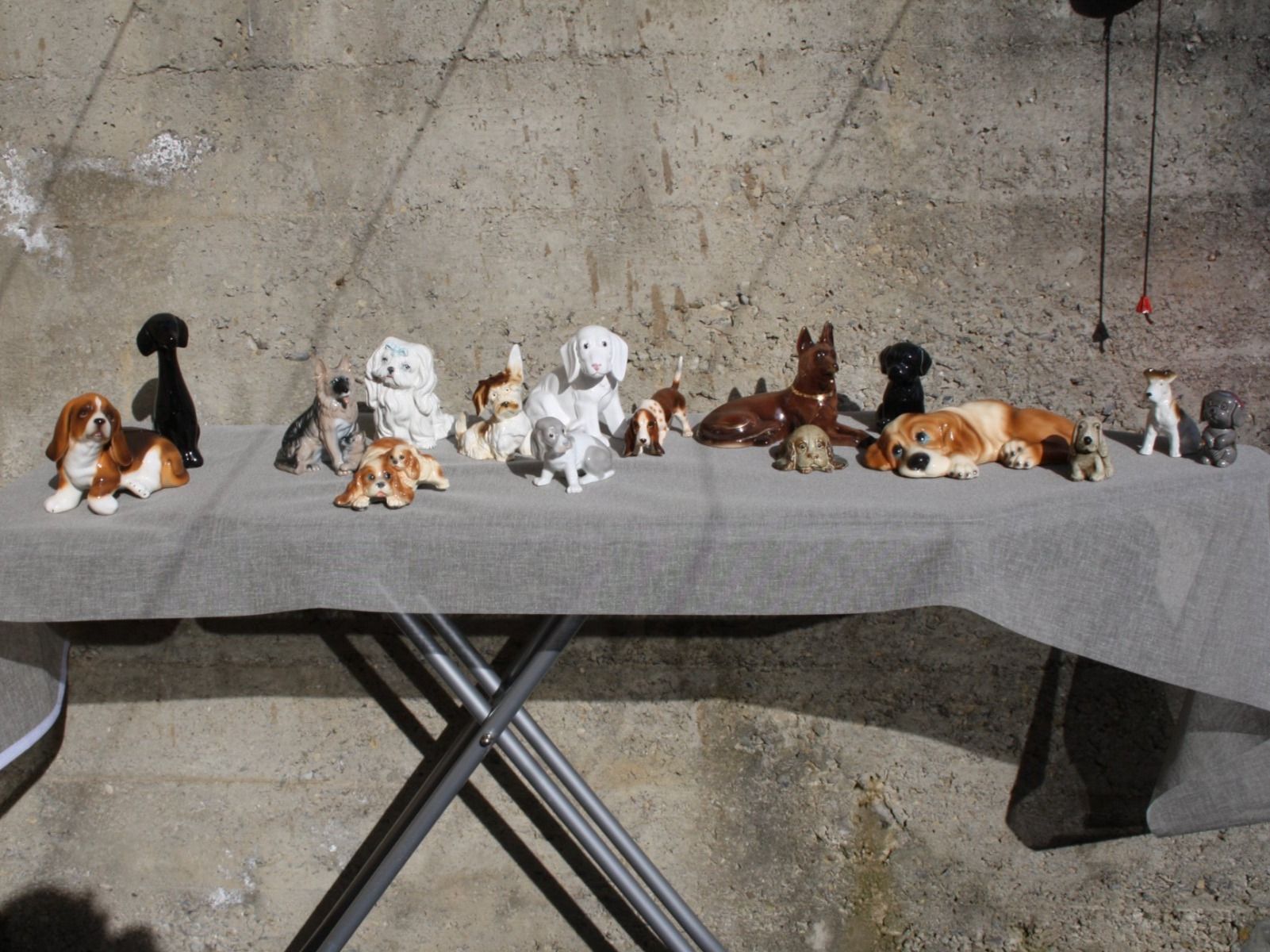Statuette: HUNDE FIGUR / EN EINE GANZE SAMMLUNG – Usato da Wauwil venduto da Pneuedy 2