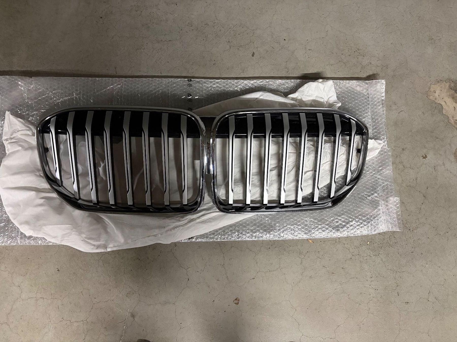 BMW Tutti pezzi di ricambio auto: BMW 750 Jg.2022 Frontgrill – Usato da Basel venduto da bsl_sale