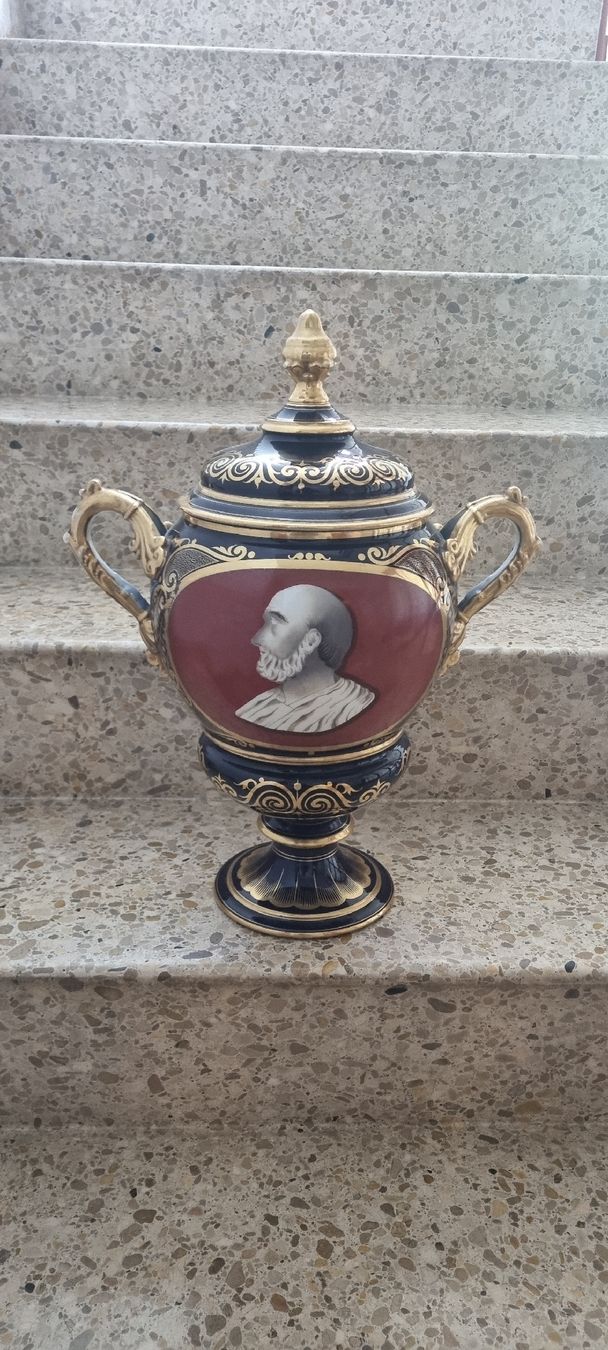 Vasi & Recipienti: Elegante antike Vase mit Deckel, Kunstobjekt zu ersteigern – Usato da Moosseedorf venduto da dfe_s5hz