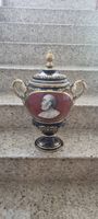 Elegante antike Vase mit Deckel, Kunstobjekt zu ersteigern