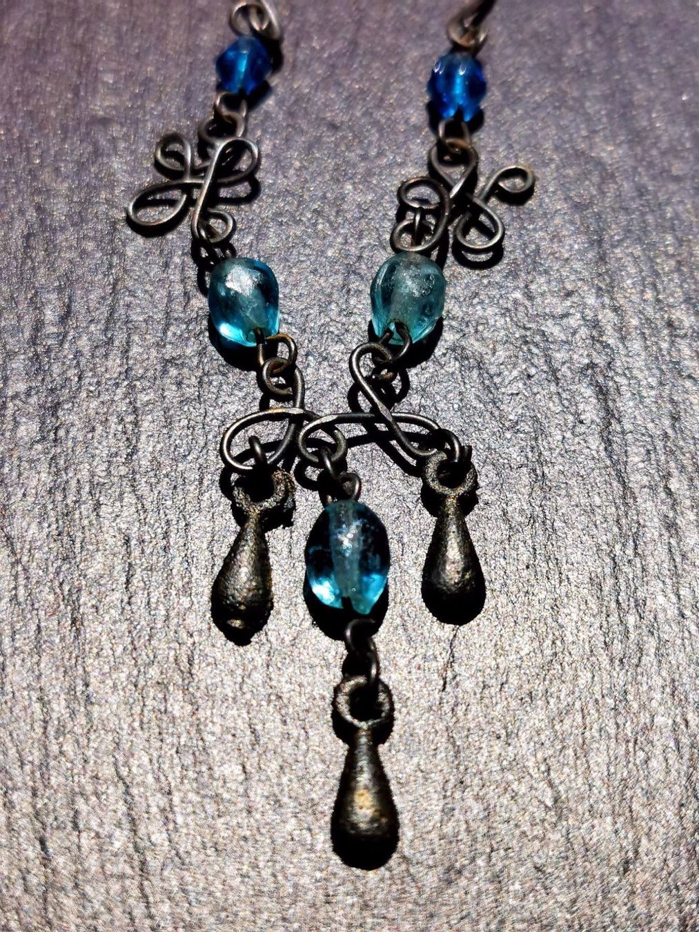 Catenine: Collier en laiton et perles bleues – Usato da Veyrier venduto da Leilazizou 1