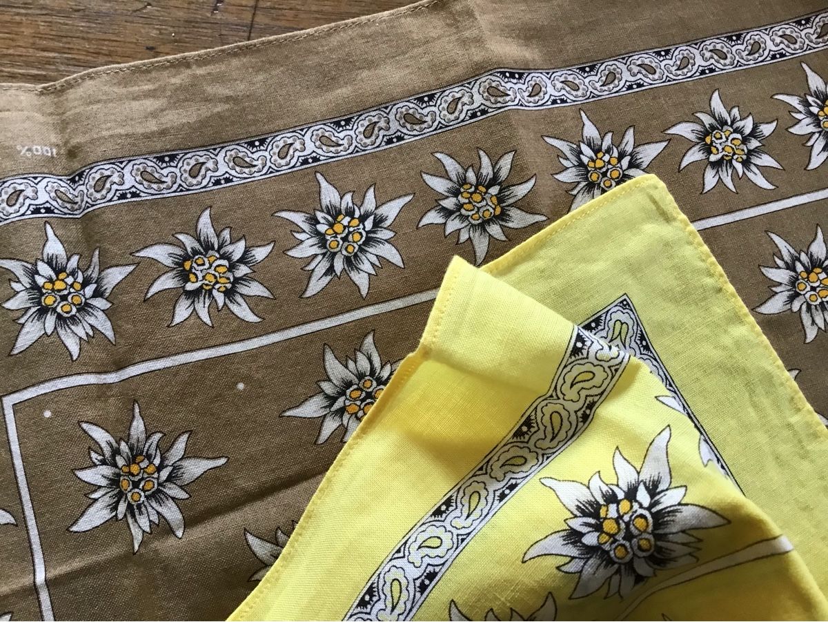 Foulards, Tücher & Schals: 2 Glarnertüechli, neu, braun und gelb. – Neu (gemäss Beschreibung) aus Oberdorf NW von Walenstock01 1