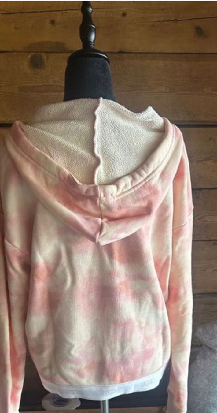 Pulls & Sweat-shirts: UGG sweat à capuche – D'occasion à Val-d'Illiez par Dombou 1