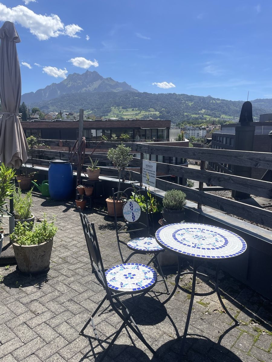 Set di tavolo e panche: Mosaik Bistrotisch Set – Usato da Luzern venduto da Klabourettli