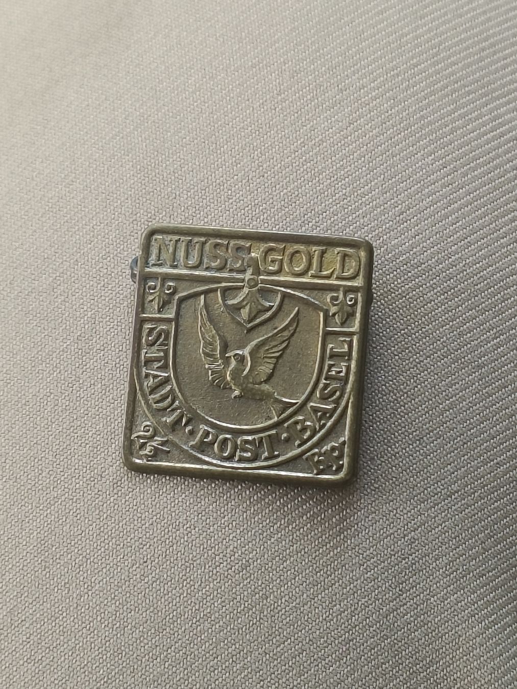 Placchette & Badge: Altes Werbe Abzeichen / NUSSGOLD - Basler Taube  – Usato da Brugg AG venduto da Ente015