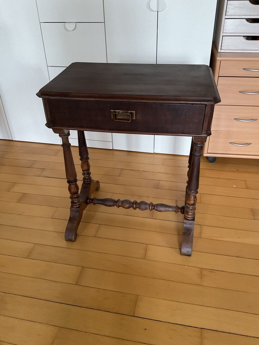 Tables: Altes Nähtischli / Nähtisch – D'occasion à Märstetten par beatbusi