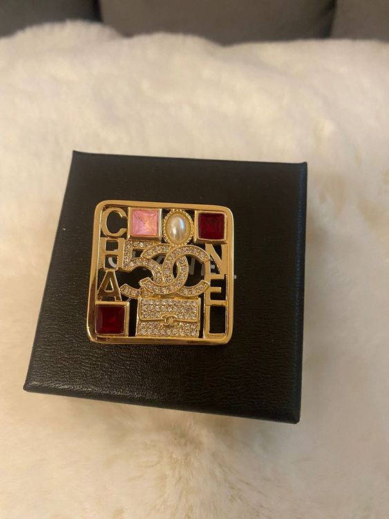Chanel VIP Vintage-Style Gold Multicolored Brooch | Kaufen auf Ricardo