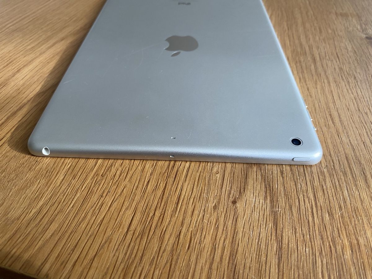 Apple Tablettes PC: iPad Air mit Tastatur Logitech – D'occasion à Fällanden par Spany 5