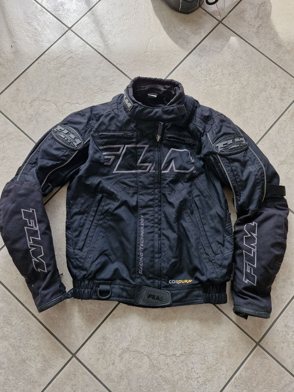 FLM Lotti di vestiti: Töffbekleidung Damen komplett – Usato da Disentis/Mustér venduto da epa_862v 3