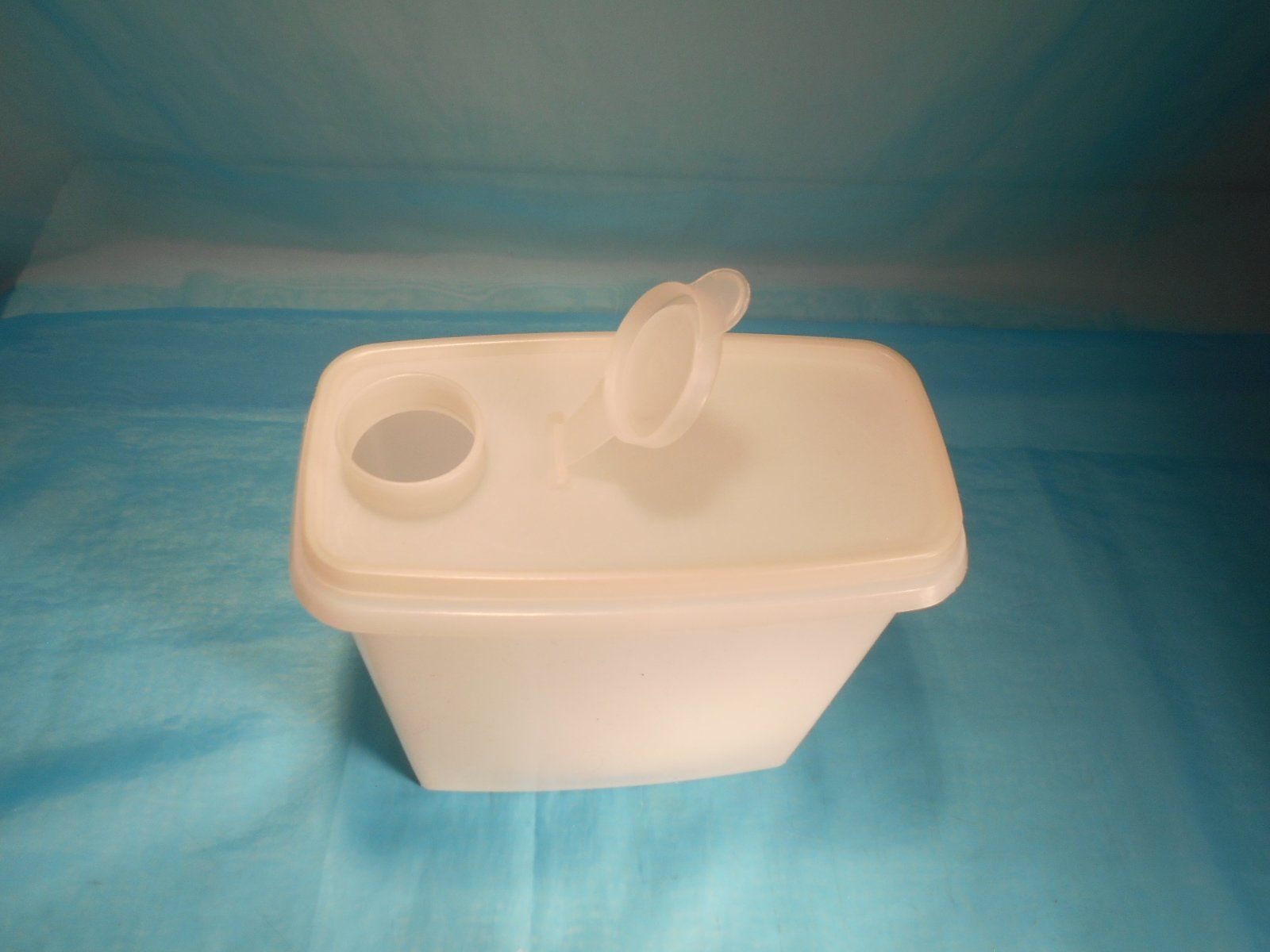Tupperware Contenitori & Simili: Tupperware Behälter/Box, weiss , mit Ausguss – Usato da Bellach venduto da JingleCherry 1