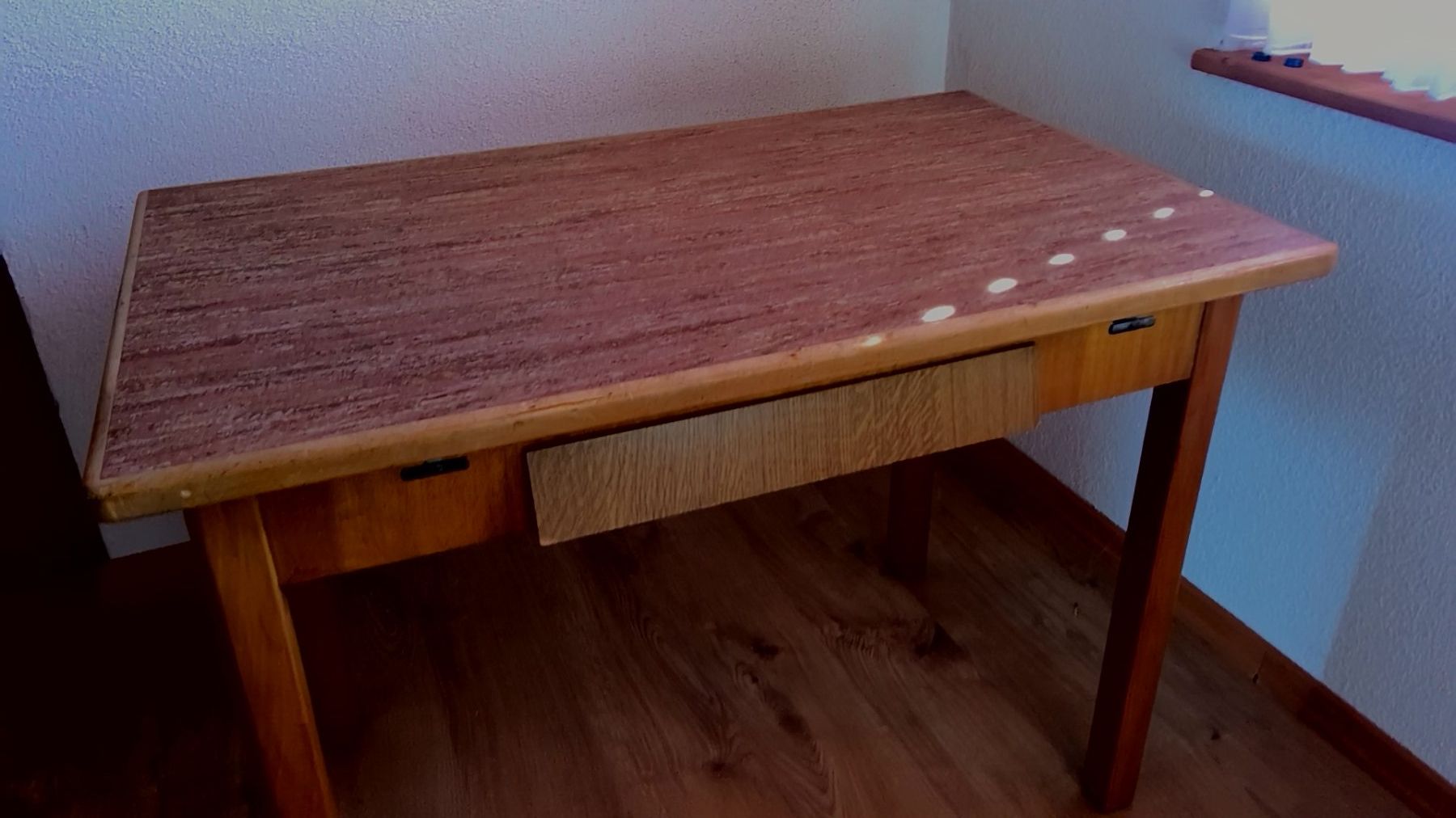 Tavoli: Tisch mit integriertem Bügelbrett – Usato da Gebenstorf venduto da Tschewie