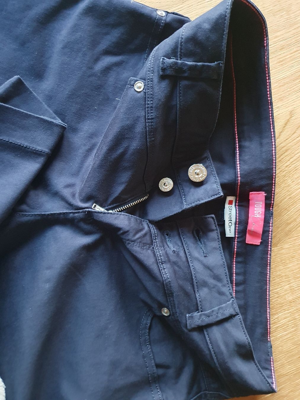 Hosen: Hosen Capri Street One 36 – Gebraucht aus Giswil von Buchs18 2