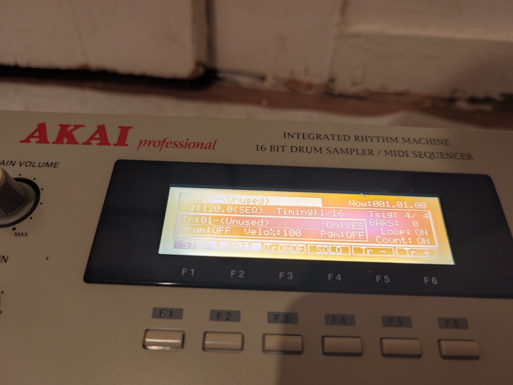Strumenti musicali: AKAI MPC 2000  (8 outputs + Ram+HD) – Usato da Neuchâtel venduto da Salseroni 4