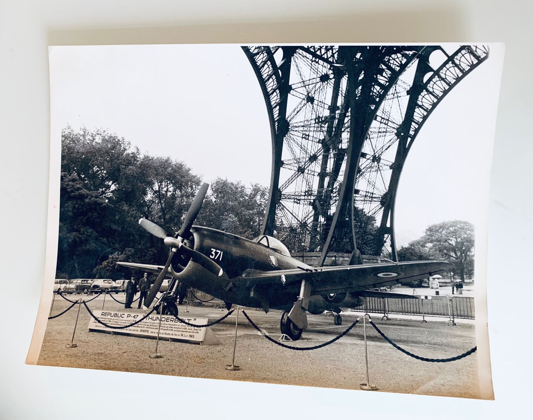 Poster & Bilder: Foto Republic P-47 Thunderbolt unter Eiffel Turm Paris – Gebraucht aus Bern von Artbrokerswitzerland